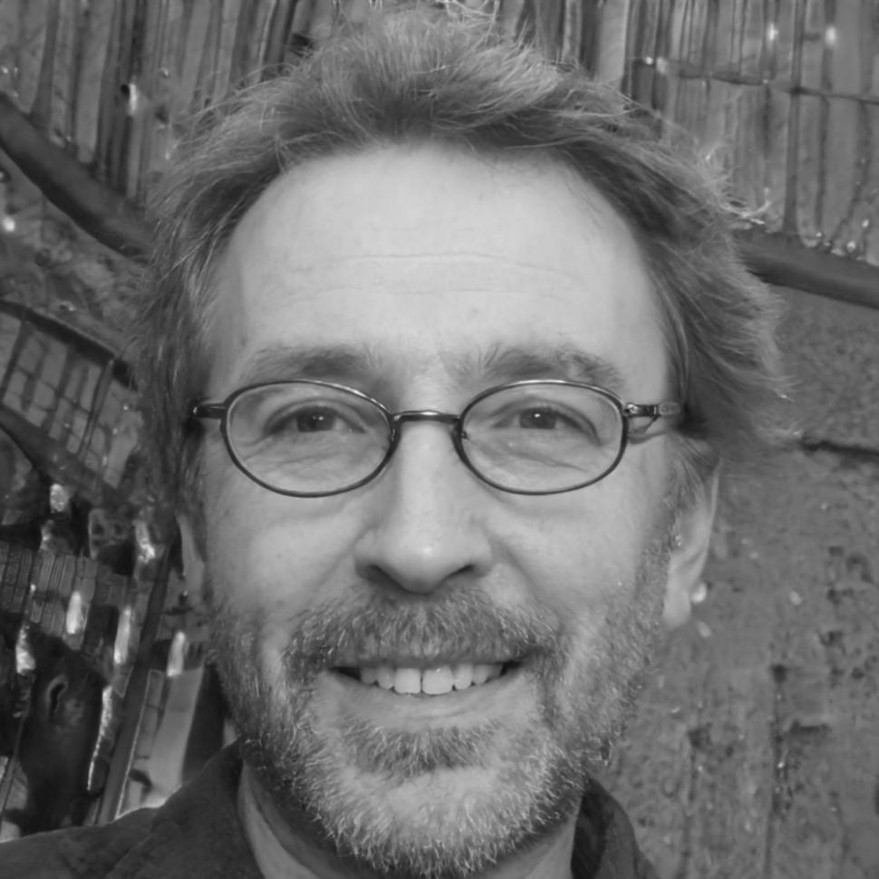 Instructor revisando material de estudio SEO